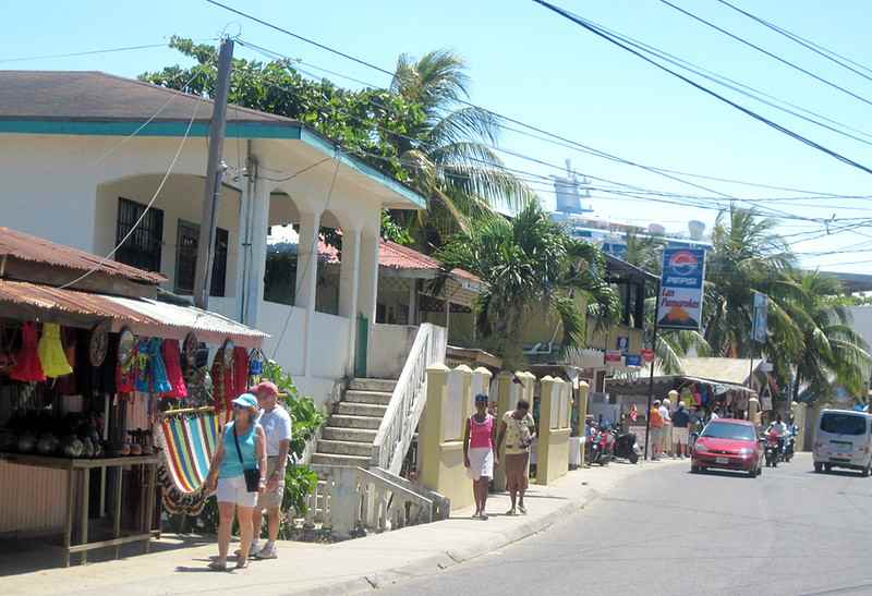 Shopping for Local Crafts and Souvenirsat Roatan
